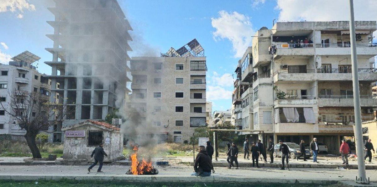 One Syrian internal security officer was killed and several others injured at Al-Azhari roundabout in Latakia in an what believed to be carried out by armed remnants of the former Assad regime, with reports of vehicle burning and property vandalism also recorded