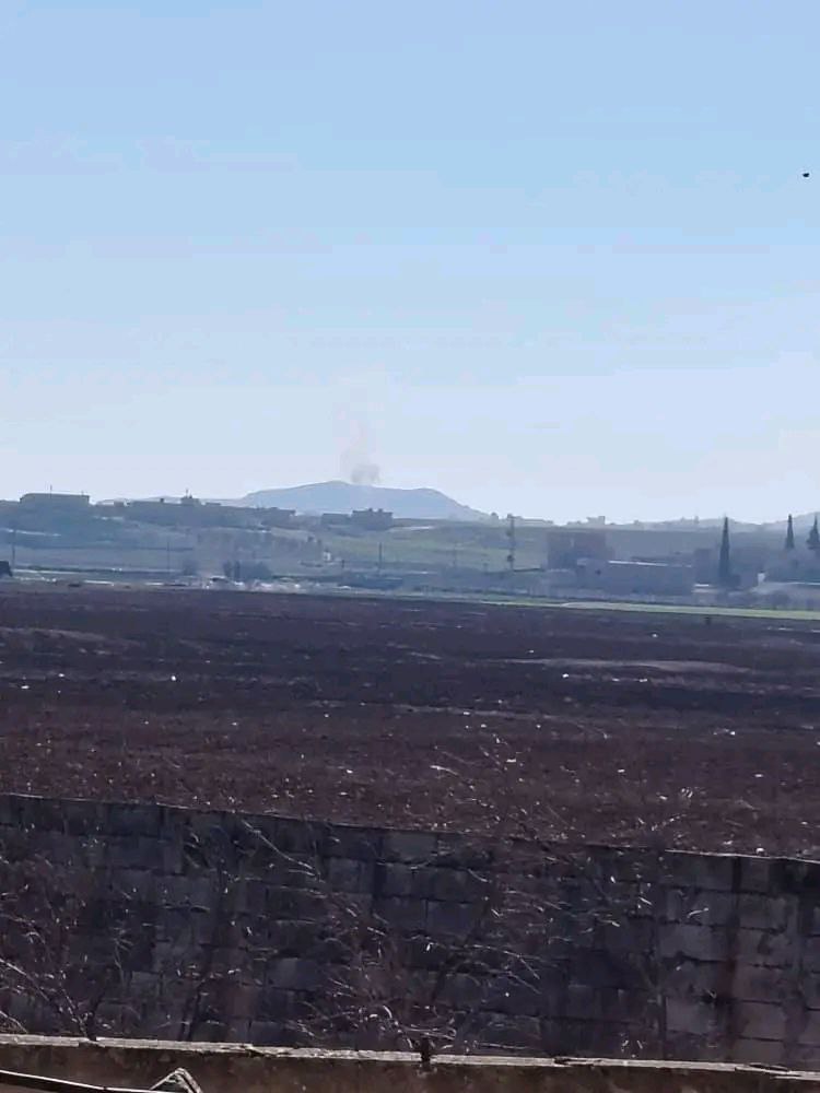 Heute beschoss die syrische Armee Ziele der SDF entlang der Tishrin-Staudammlinie östlich von Manbij mit Kamikaze-Drohnen und Artilleriefeuer.