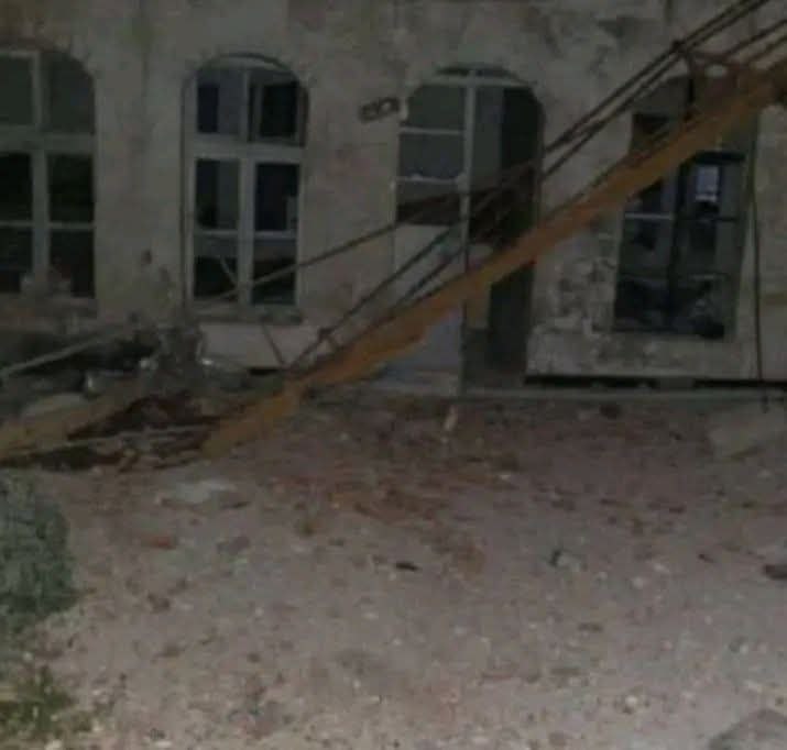 Halep, Manbij: El-Kayariya köyündeki bir cami, topçu ateşi sonucu hasar gördü.