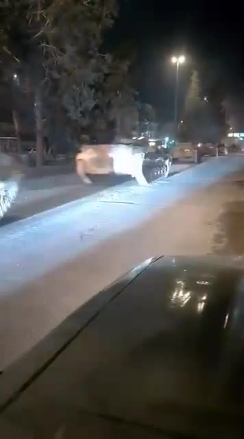 SDF: Şam hükümetine bağlı gruplar, Halep'teki El-Suryan mahallesinin sakinlerini evlerinden zorla çıkarırken, bölgeye keskin nişancılar yerleştirdi ve tanklar konuşlandırdı. Bu ciddi tırmanış, sivilleri tehlikeye atıyor ve yerleşim bölgesini askeri bir alana dönüştürüyor.