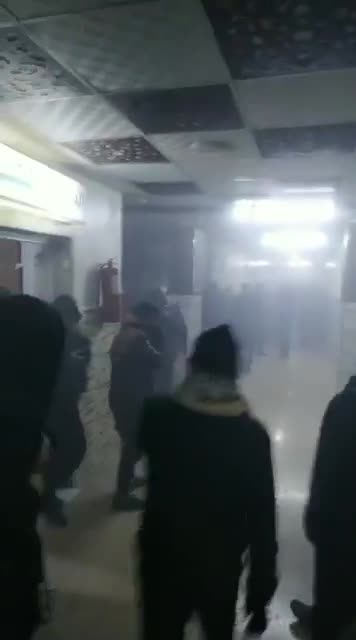 Ein neuer Artilleriebeschuss bewaffneter Gruppierungen, die der Regierung in Damaskus treu ergeben sind, zielte auf das Khaled-Fajr-Krankenhaus im Stadtteil Sheikh Maqsoud von Aleppo, nachdem es bereits am frühen Abend einen ersten Angriff auf das Krankenhaus gegeben hatte. Dies stellt eine klare Fortsetzung der Angriffe auf zivile und medizinische Einrichtungen dar.