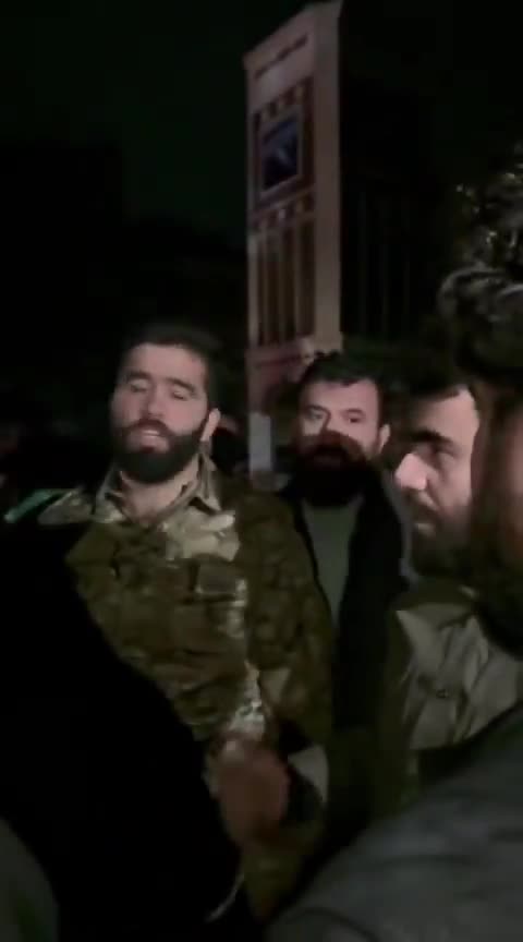 Der Leiter der inneren Sicherheit in Aleppo, Oberst Muhammad Abdul Ghani, führt Rundgänge durch die Einheiten im Viertel Ashrafieh durch, um sich über deren Einsatzbereitschaft und die Sicherheitslage zu informieren und die Bewohner über die Bemühungen zur Ausrüstung der Polizeikräfte im Viertel zu unterrichten.