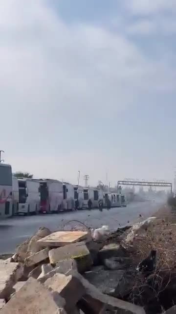Buses arriving at the Lairomun junction in Aleppo are waiting to evacuate SDF/YPG militants from Sheikh Maqsoud