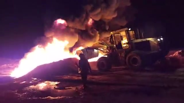 Syria: a fire broke out tonight in an oil pipeline near Furqlus (East Homs). nnThe cause is unknown; Civil Defense teams are working to extinguish the blaze