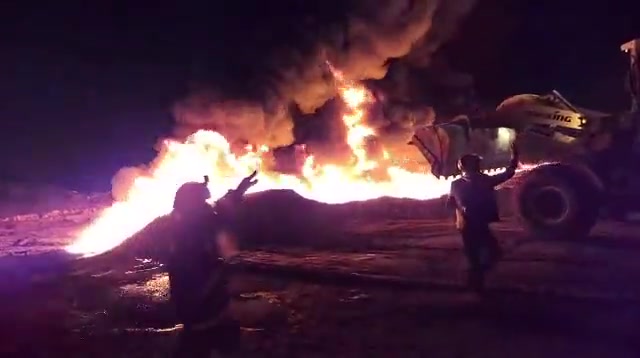 Syria: a fire broke out tonight in an oil pipeline near Furqlus (East Homs). nnThe cause is unknown; Civil Defense teams are working to extinguish the blaze