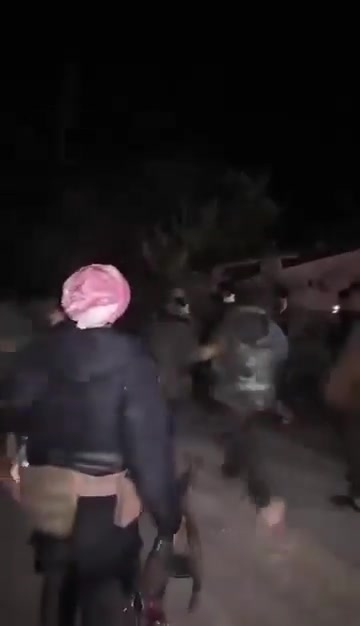 Arab tribesmen have seized control of checkpoints and headquarters belonging to the SDF in the towns of Muhaymidah, al-Hawaij, and Dhiban in the eastern Deir ez-Zor countryside. 