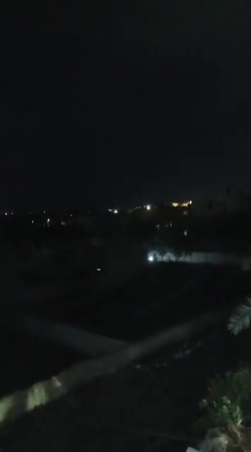 Nahr Media-Korrespondent: Die syrische Armee beschießt Stellungen der SDF in der Nähe des Industriegebiets nördlich von Deir ez-Zor.