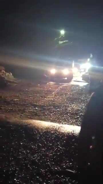 Syrische Armeeeinheiten haben begonnen, über die Erdbrücke in der Stadt Deir ez-Zor in Gebiete östlich des Euphrat vorzudringen. Diese Maßnahme dient dem Schutz der Zivilbevölkerung und der Sicherung öffentlichen Eigentums. Die Erdbrücke ist die einzige Brücke, die über den Fluss erreichbar ist.