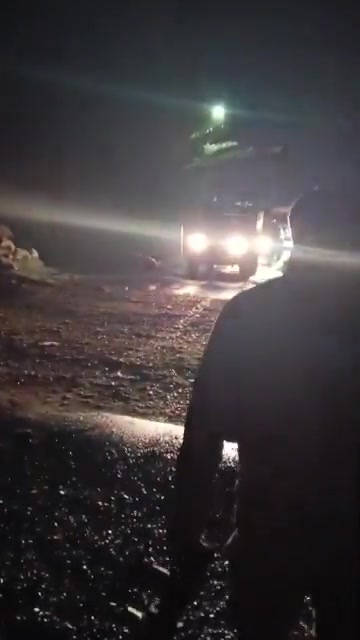 Syrian army units have begun entering areas east of the Euphrates River via the earthen bridge in the city of Deir ez-Zor, as part of measures to protect civilians and preserve public property. This earthen bridge is the only bridge