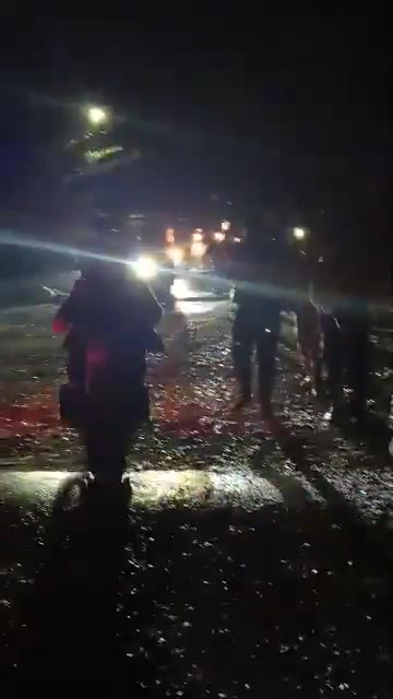 Syrian army units have begun entering areas east of the Euphrates River via the earthen bridge in the city of Deir ez-Zor, as part of measures to protect civilians and preserve public property. This earthen bridge is the only bridge