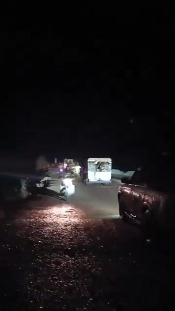 Syrian army units have begun entering areas east of the Euphrates River via the earthen bridge in the city of Deir ez-Zor, as part of measures to protect civilians and preserve public property. This earthen bridge is the only bridge