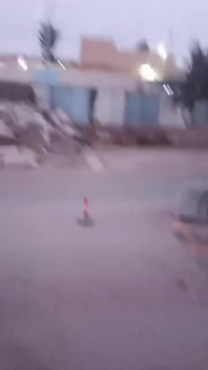 Arabische Stammesangehörige haben die Kontrolle über den Kontrollpunkt al-Ja'abi, der den SDF gehört, in der Stadt Hajin östlich von Deir ez-Zor übernommen.