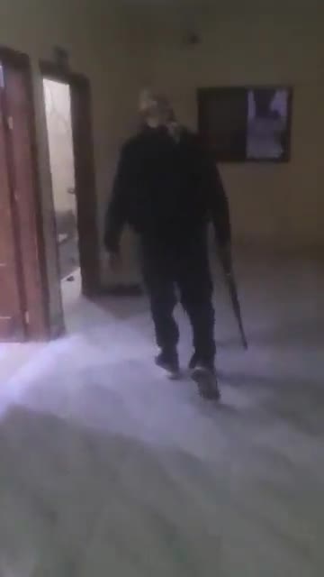 Deir ez-Zor: Stammeskräfte nehmen das Hauptquartier der Ersten Brigade in der Stadt Al-Basira ein und reißen Bilder von Abdullah Öcalan, dem Milizenführer der Arbeiterpartei Kurdistans (PKK), herunter.