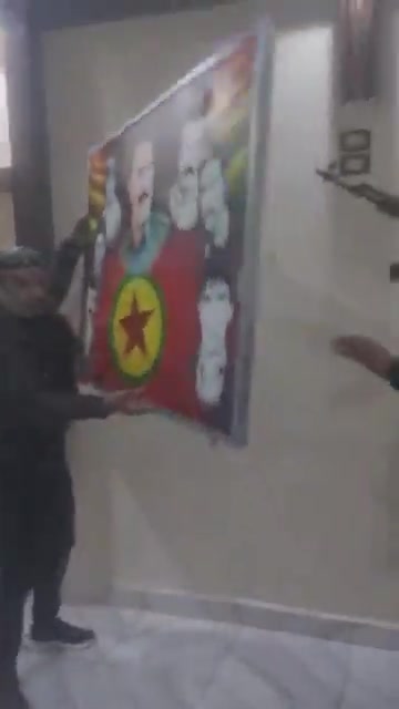 Deir ez-Zor: Tribal forces seize the headquarters of the First Brigade in the city of Al-Basira and tear down pictures of Abdullah Öcalan, the militia leader of the Kurdistan Workers' Party (PKK).
