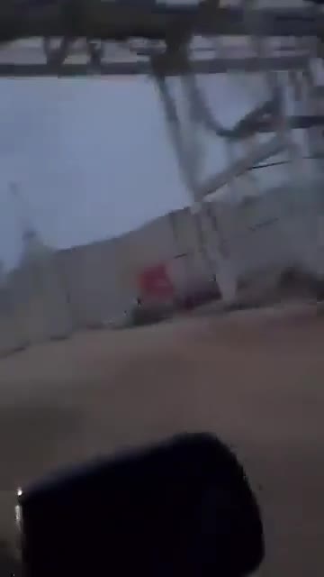 Stammeskämpfer durchkämmen das Conoco-Gasfeld im östlichen Hinterland von Deir ez-Zor.