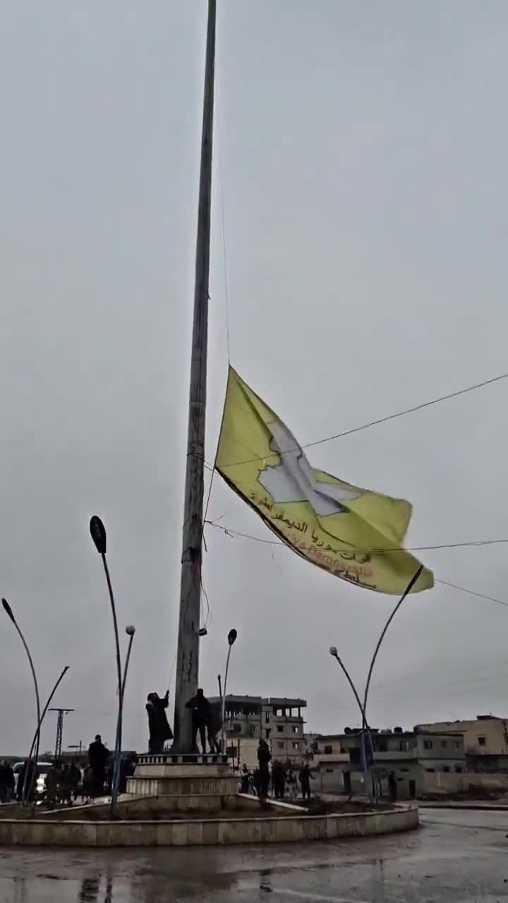 Die Flagge der SDF-Organisation wurde am Kreisverkehr in der Stadt Tabqa, Raqqa, entfernt.