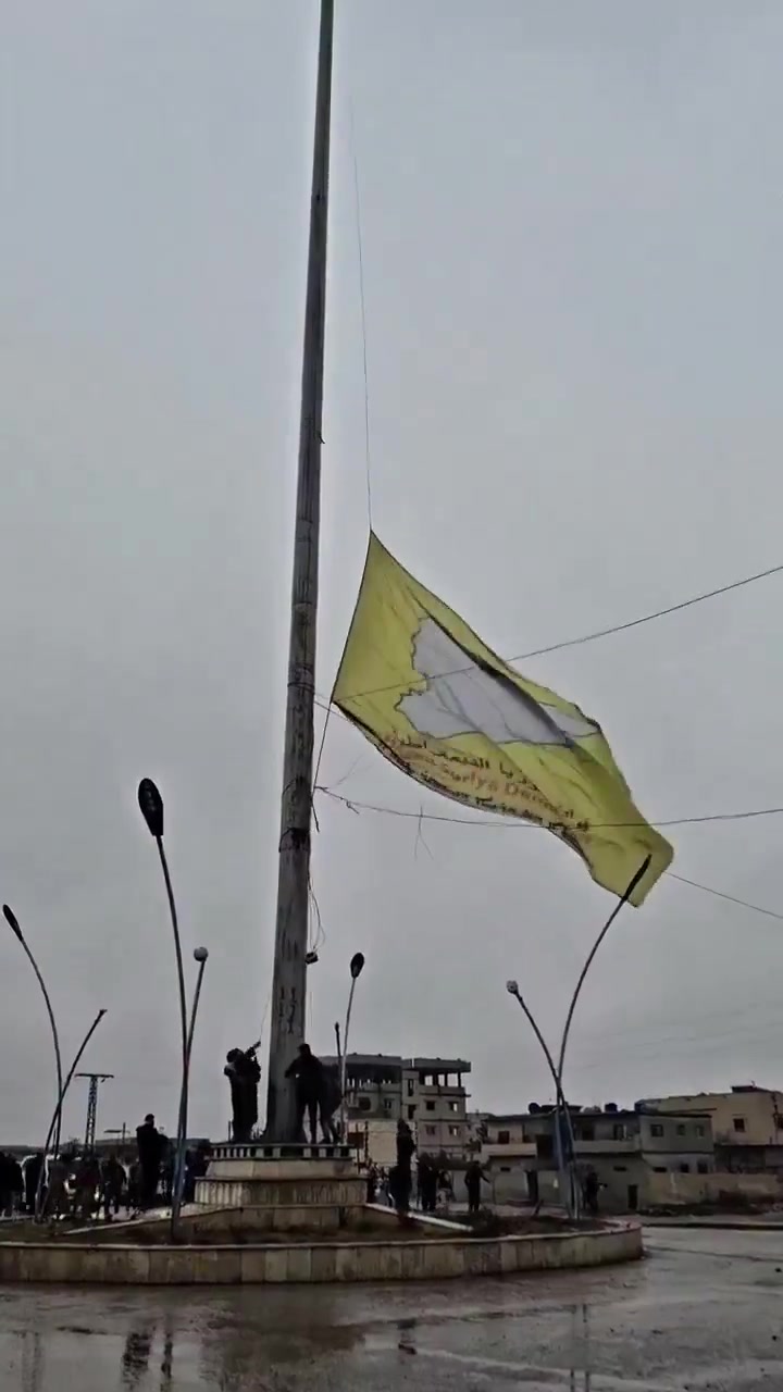 The flag of the SDF organization was taken down from the roundabout in the city of #Tabqa, #Raqqa