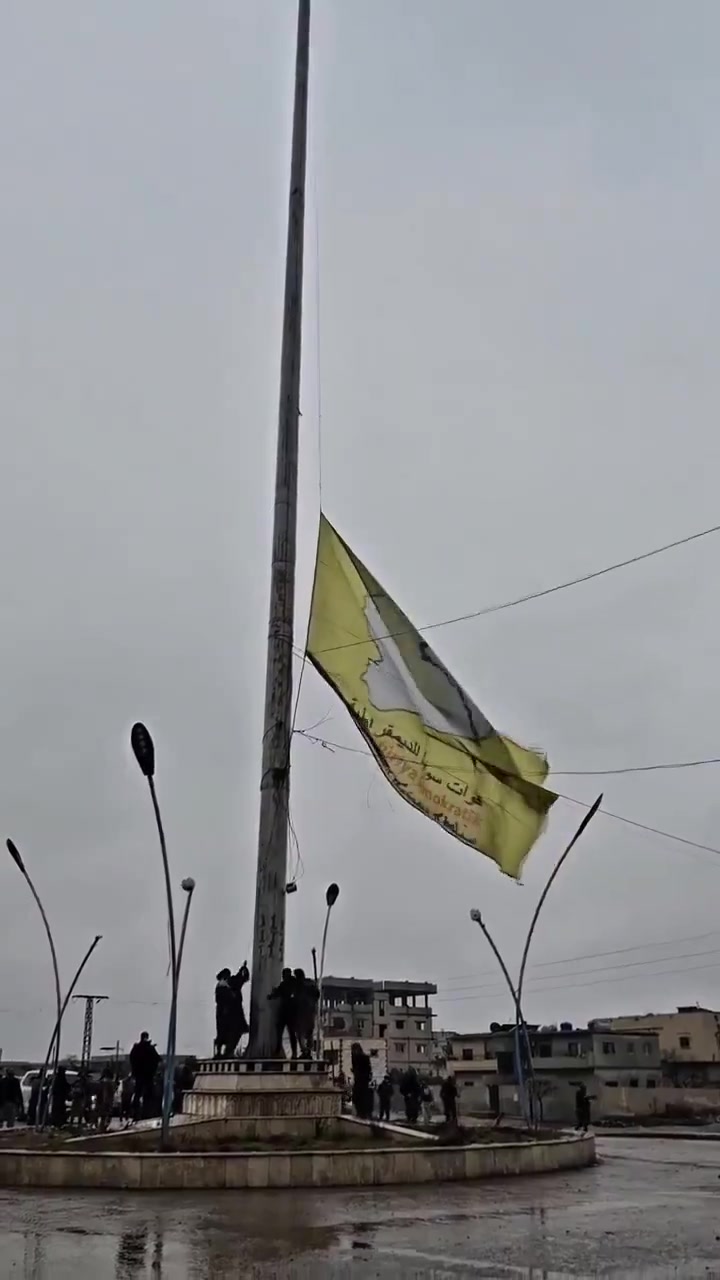 The flag of the SDF organization was taken down from the roundabout in the city of #Tabqa, #Raqqa