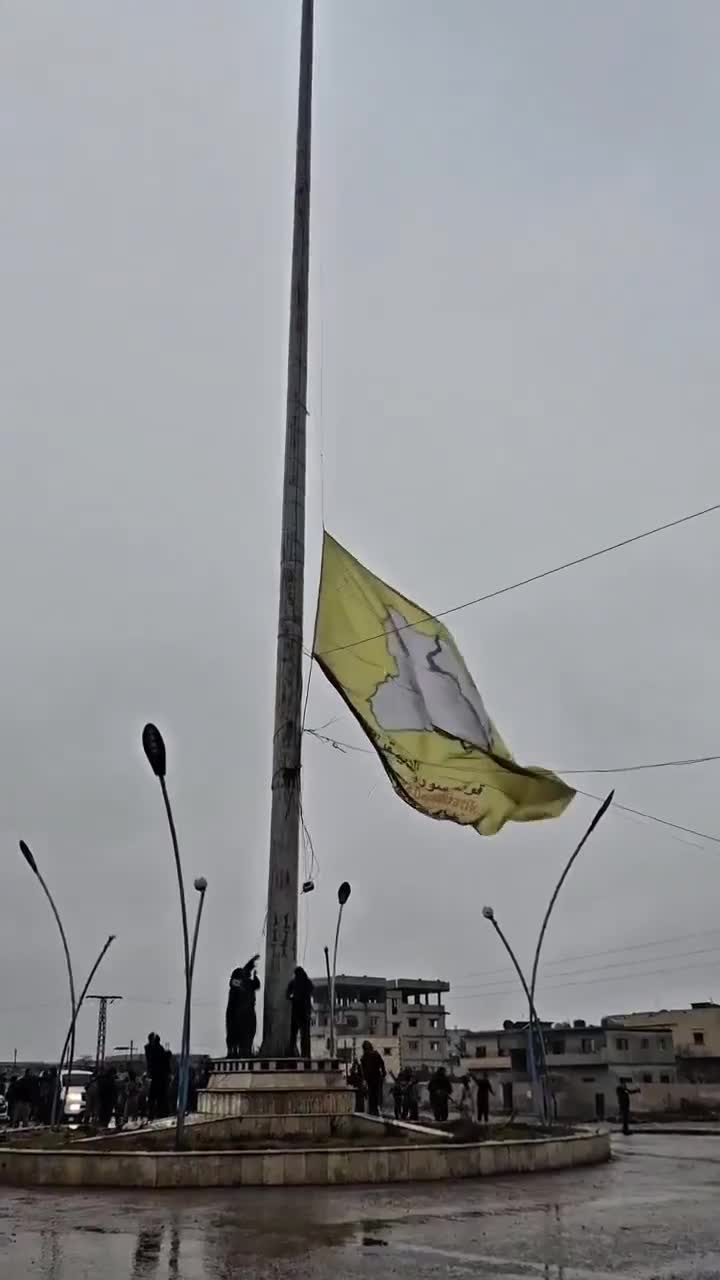 The flag of the SDF organization was taken down from the roundabout in the city of #Tabqa, #Raqqa