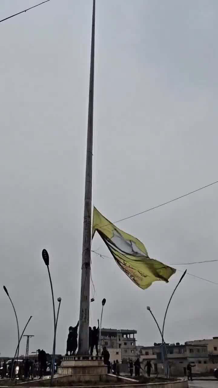 The flag of the SDF organization was taken down from the roundabout in the city of #Tabqa, #Raqqa