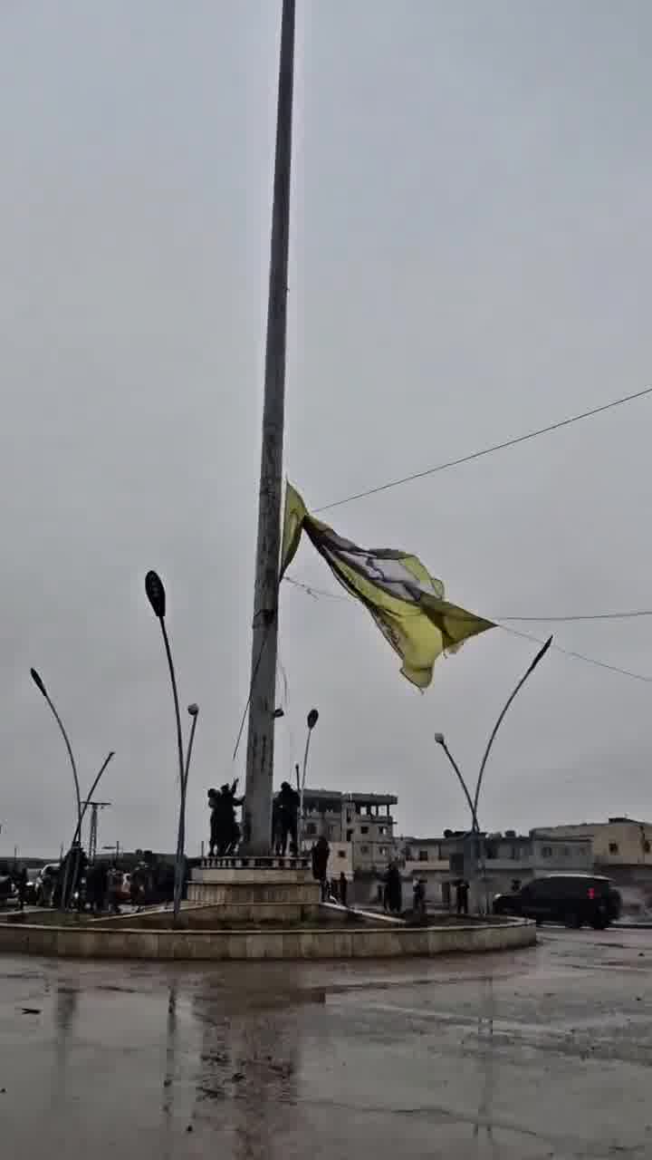 The flag of the SDF organization was taken down from the roundabout in the city of #Tabqa, #Raqqa