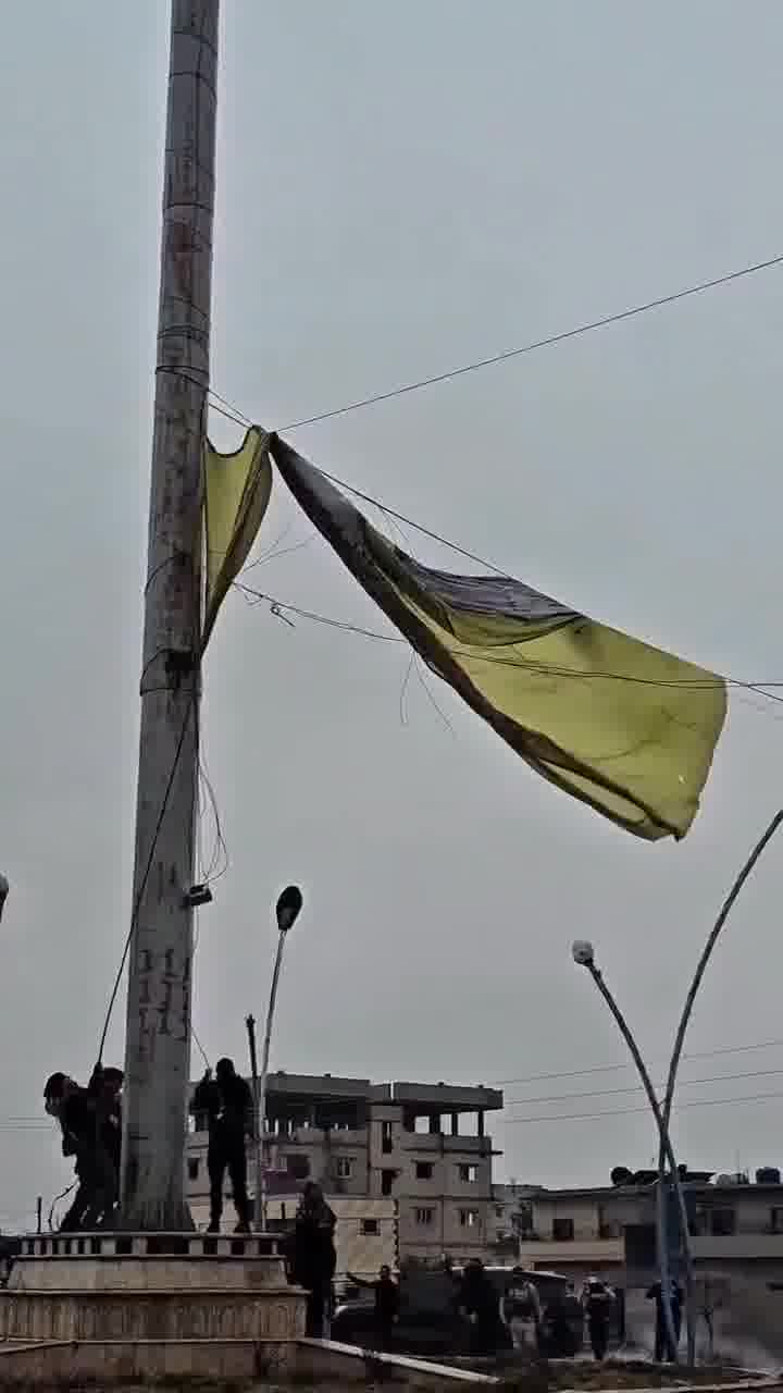 The flag of the SDF organization was taken down from the roundabout in the city of #Tabqa, #Raqqa