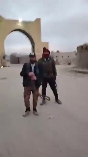 The Al-Sanour checkpoint in the village of Abu Hamam in the eastern Deir ez-Zor countryside was captured by fighters from the 86th Division of the Syrian Arab Army.
