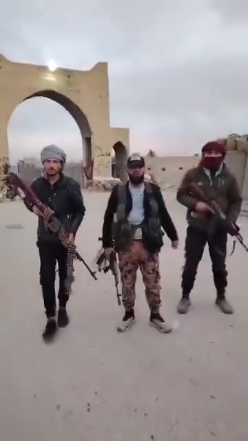 The Al-Sanour checkpoint in the village of Abu Hamam in the eastern Deir ez-Zor countryside was captured by fighters from the 86th Division of the Syrian Arab Army.