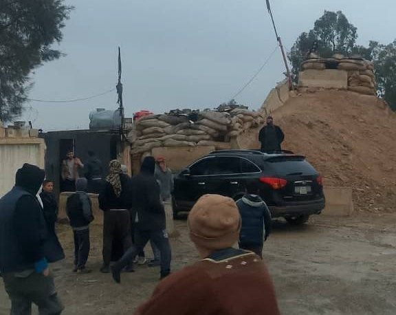 Stammeskämpfer erobern das Hauptquartier der SDF-Kommandos in Jazrat al-Buhamid, östlich von Raqqa, und in Jazrat al-Milaj an der Verwaltungsgrenze zu Deir ez-Zor.