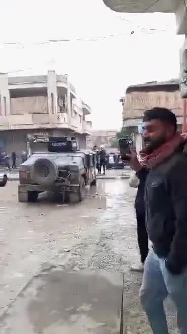 In Raqqa beschlagnahmten arabische Stämme Fahrzeuge der SDF-Miliz in der Stadt Raqqa.