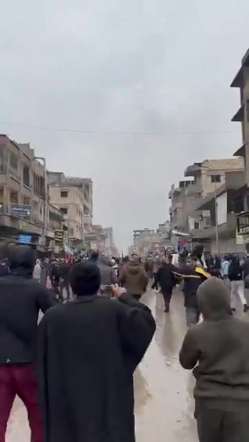 Raqqa: The clashes inside the city have stopped. Residents are gathering in Raqqa's neighborhoods, raising the Syrian flag.