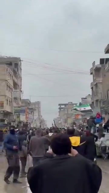 Raqqa: The clashes inside the city have stopped. Residents are gathering in Raqqa's neighborhoods, raising the Syrian flag.