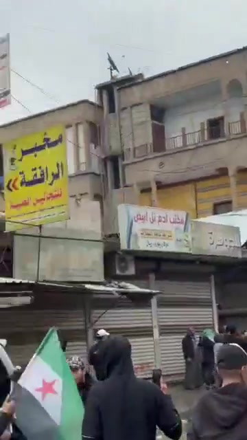 Raqqa: The clashes inside the city have stopped. Residents are gathering in Raqqa's neighborhoods, raising the Syrian flag.