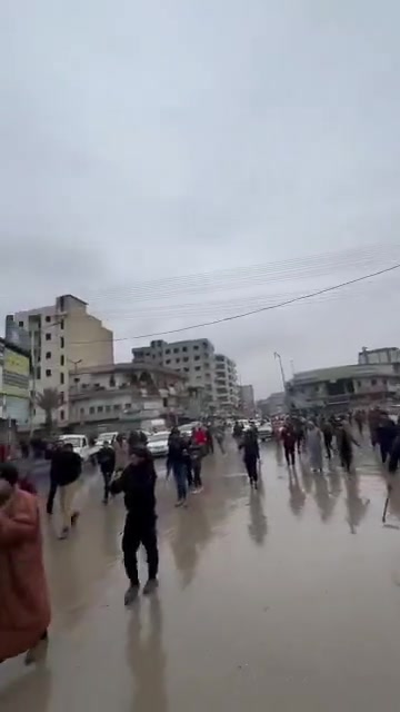 Raqqa: The clashes inside the city have stopped. Residents are gathering in Raqqa's neighborhoods, raising the Syrian flag.