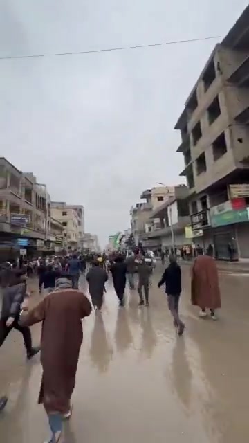 Raqqa: The clashes inside the city have stopped. Residents are gathering in Raqqa's neighborhoods, raising the Syrian flag.