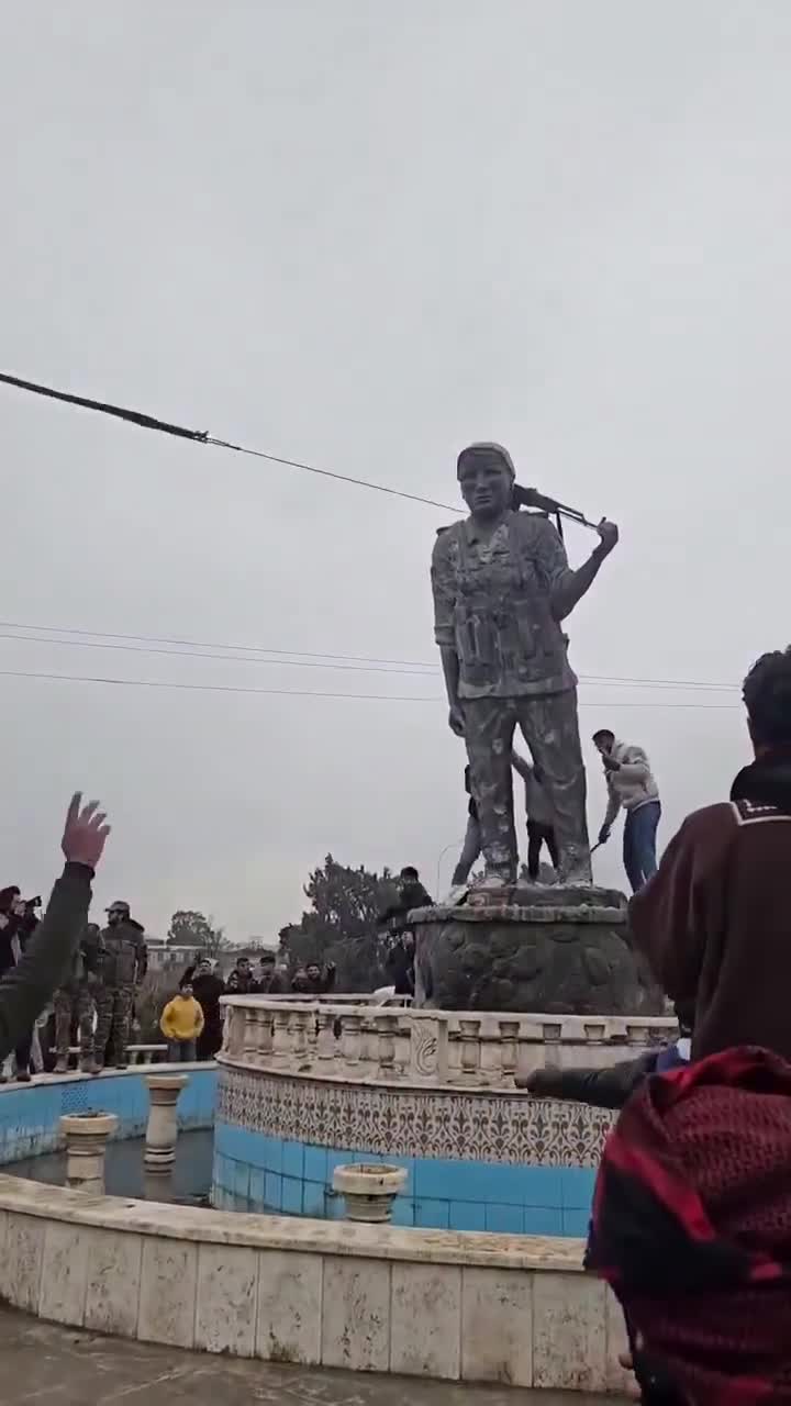 Einheimische zerstören SDF-Symbole in Raqqa