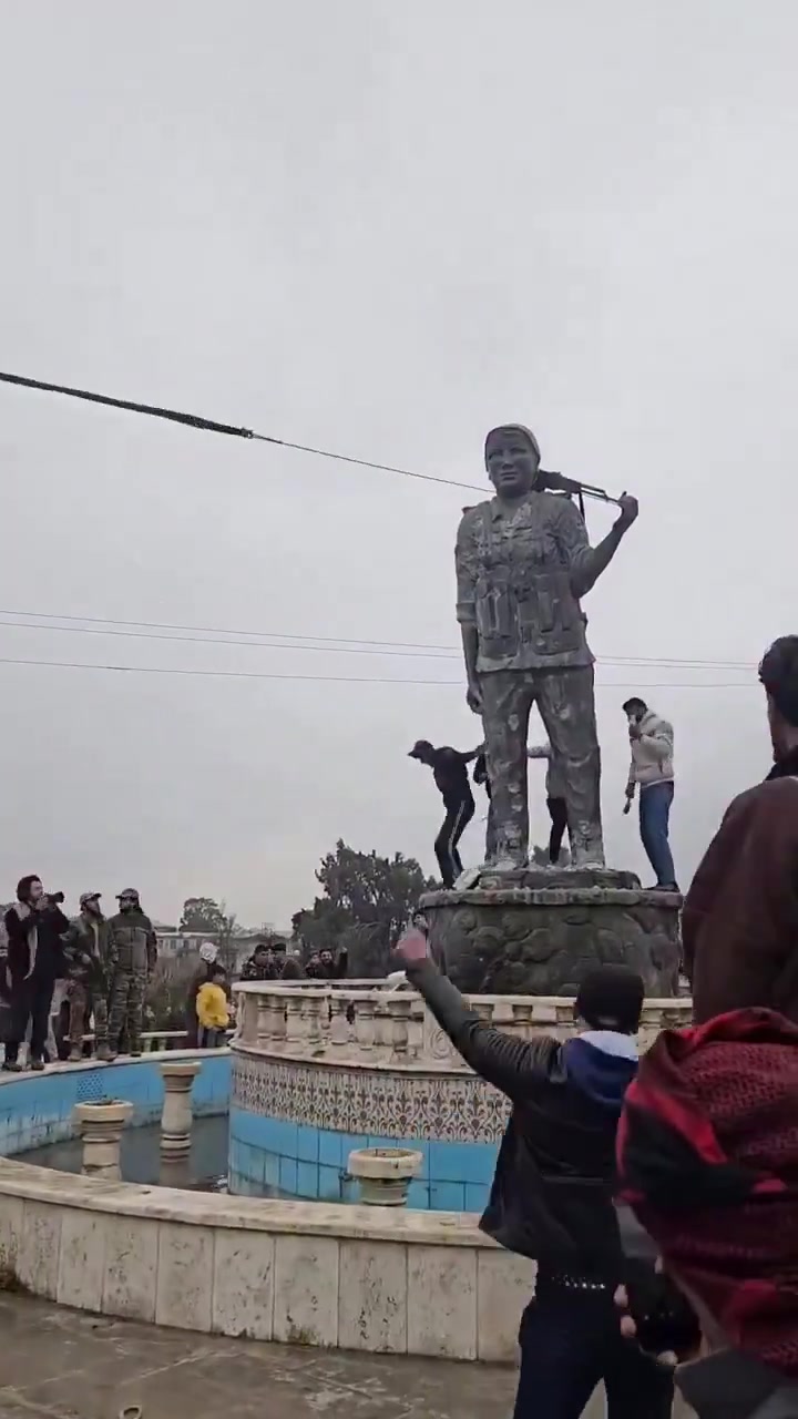 Locals destroy SDF symbols in Raqqa