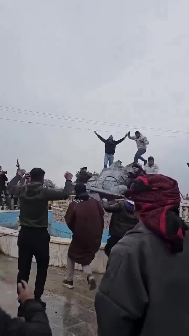 Locals destroy SDF symbols in Raqqa