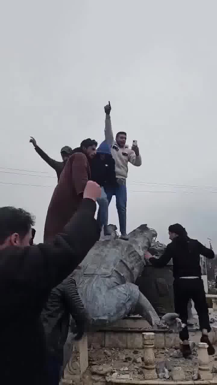 Locals destroy SDF symbols in Raqqa