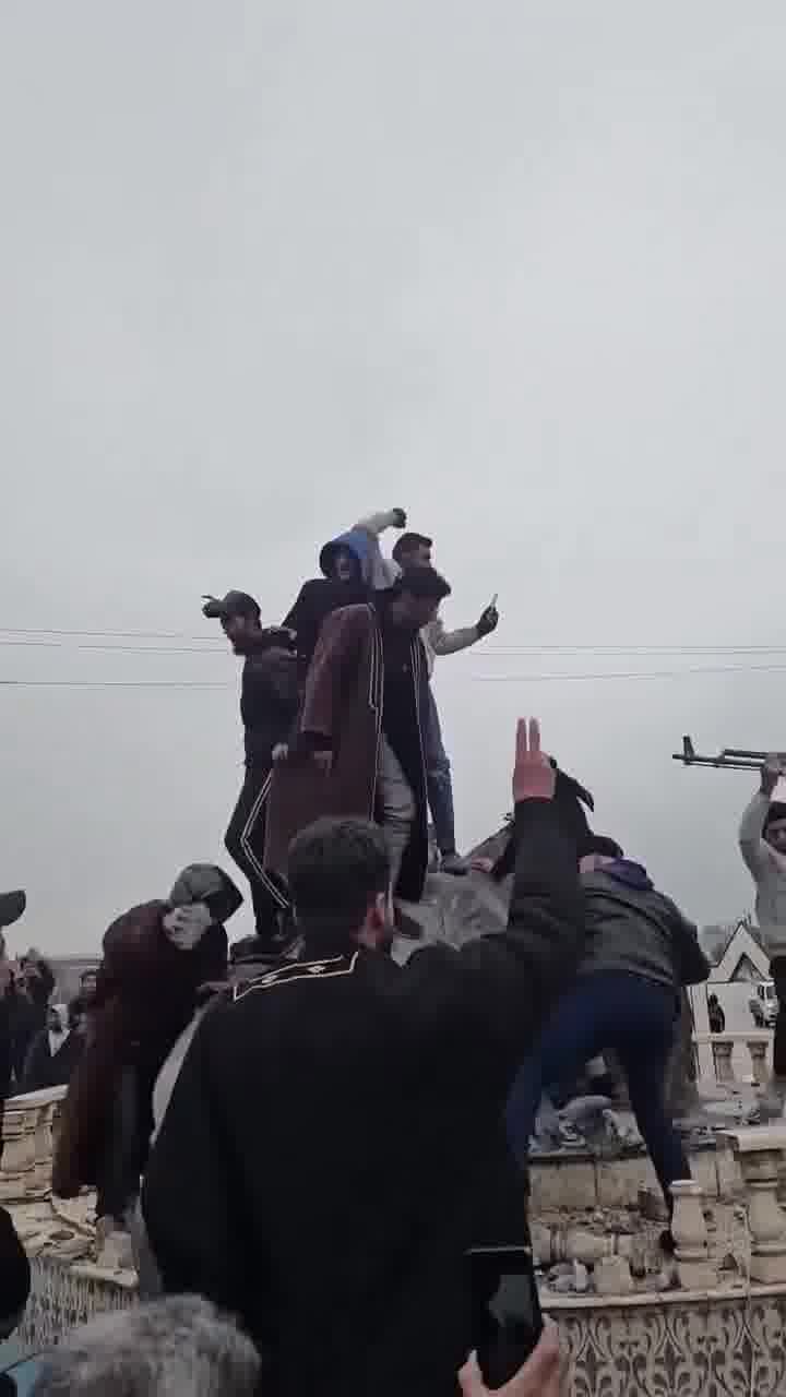 Locals destroy SDF symbols in Raqqa