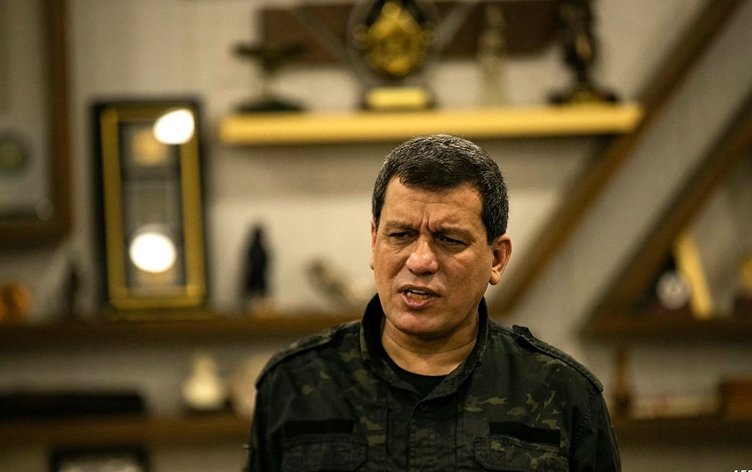 General Mazloum Abdi zu Ronahi TV: Der Krieg wurde uns aufgezwungen; andere planten ihn; wir haben ein neues Abkommen mit Damaskus unterzeichnet, um das Blutvergießen zu beenden; unser Volk wird uns verstehen und unterstützen; wir werden die Details nach unserer Rückkehr erläutern.