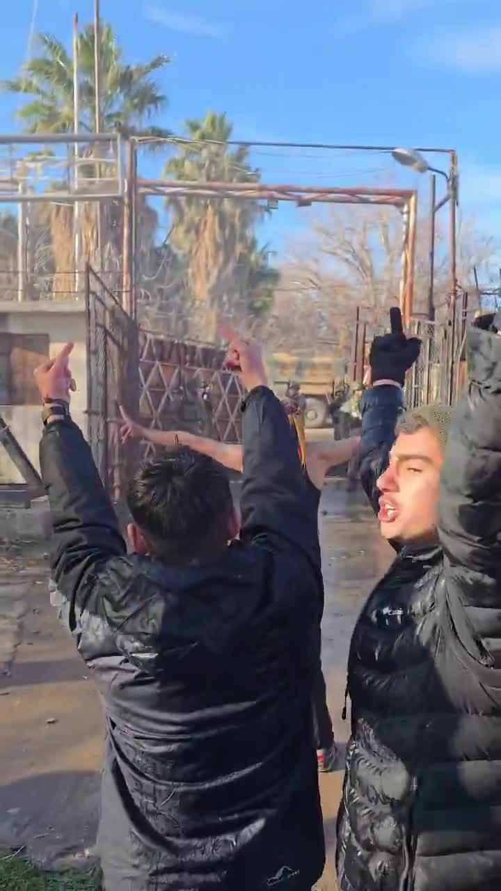 Protests continue at the Nusaybin border crossing, and the Turkish army is confronting them.