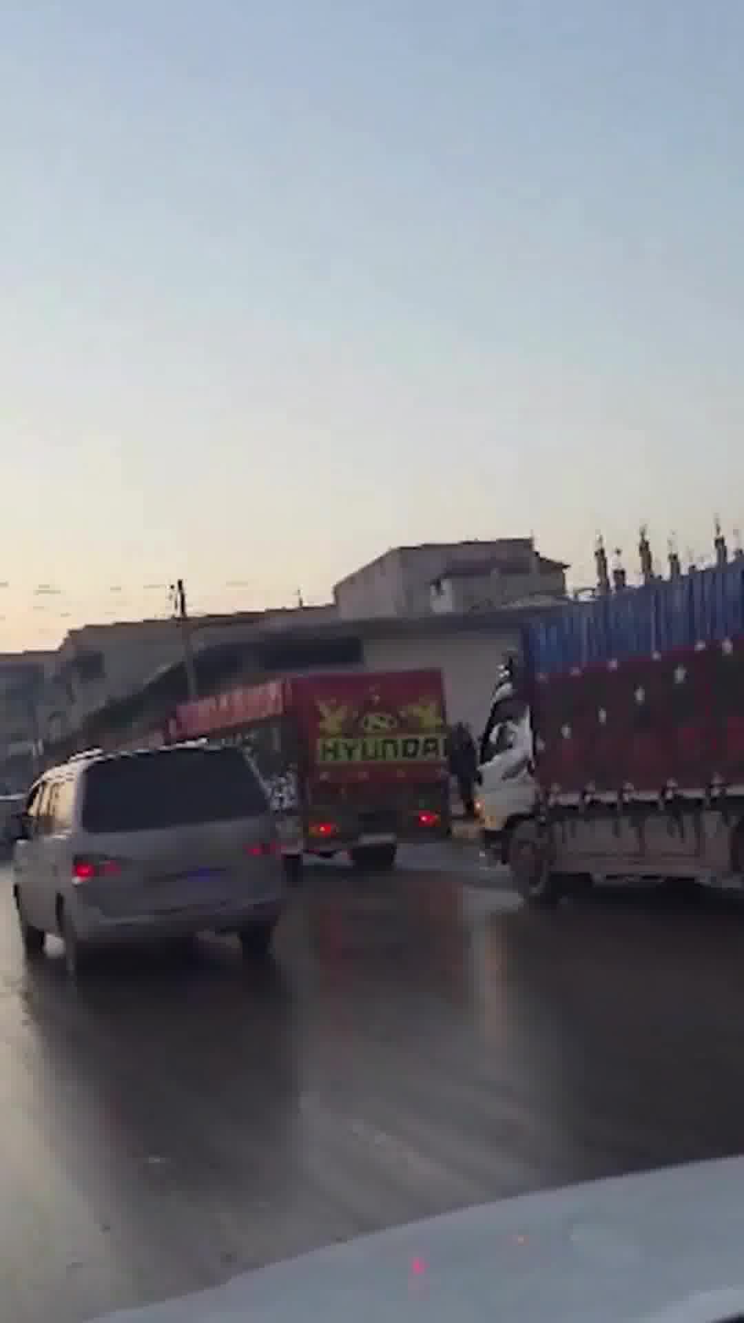 A United Nations aid convoy reached the predominantly Kurdish city of Kobani (Ayn al-Arab), which has seen an influx of thousands of displaced people due to the violence in recent weeks, while the Syrian army announced the opening of a humanitarian corridor to the city.