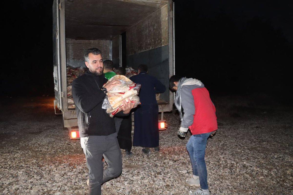 Syria: authorities in Aleppo had to use small boats across the Euphrates tonight to deliver bread to 9 Arab-majority villages South-West of Kobane/Ain Arab, after SDF-affiliated fighters blocked humanitarian aid