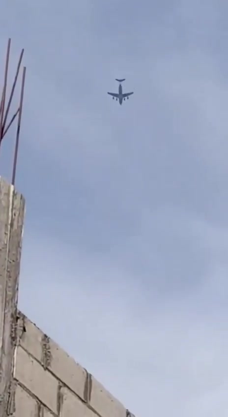 Media sources: The International Coalition continues to transfer ISIS prisoners from Syria to Iraq