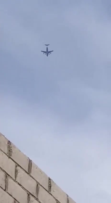 Media sources: The International Coalition continues to transfer ISIS prisoners from Syria to Iraq