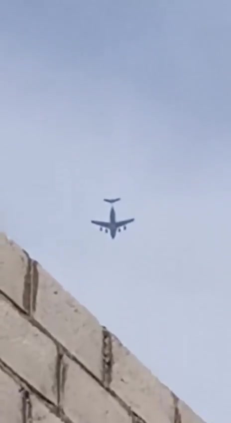 Media sources: The International Coalition continues to transfer ISIS prisoners from Syria to Iraq