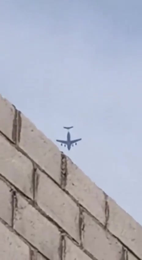 Media sources: The International Coalition continues to transfer ISIS prisoners from Syria to Iraq