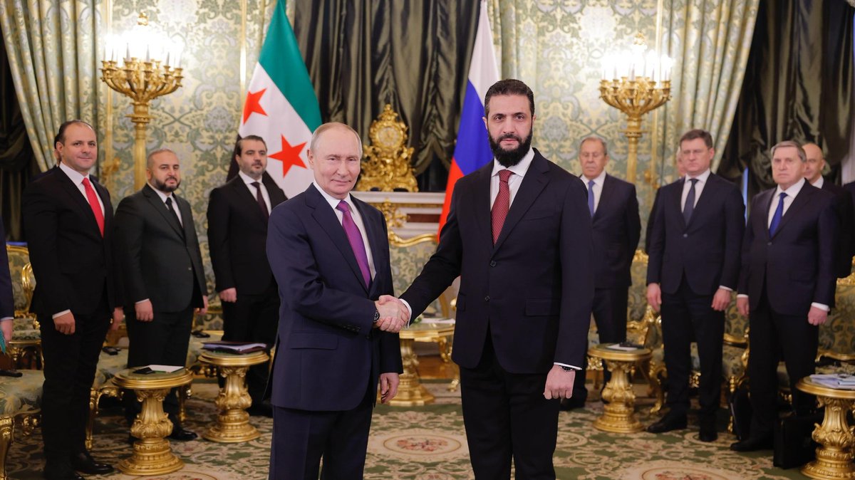Ahmed al-Sharaa, accompanied by Foreign Minister Asaad Hassan al-Shaibani and Defense Minister Major General Marhaf Abu Qasra, met with Russian President Putin and senior officials at the Kremlin Palace in Moscow.