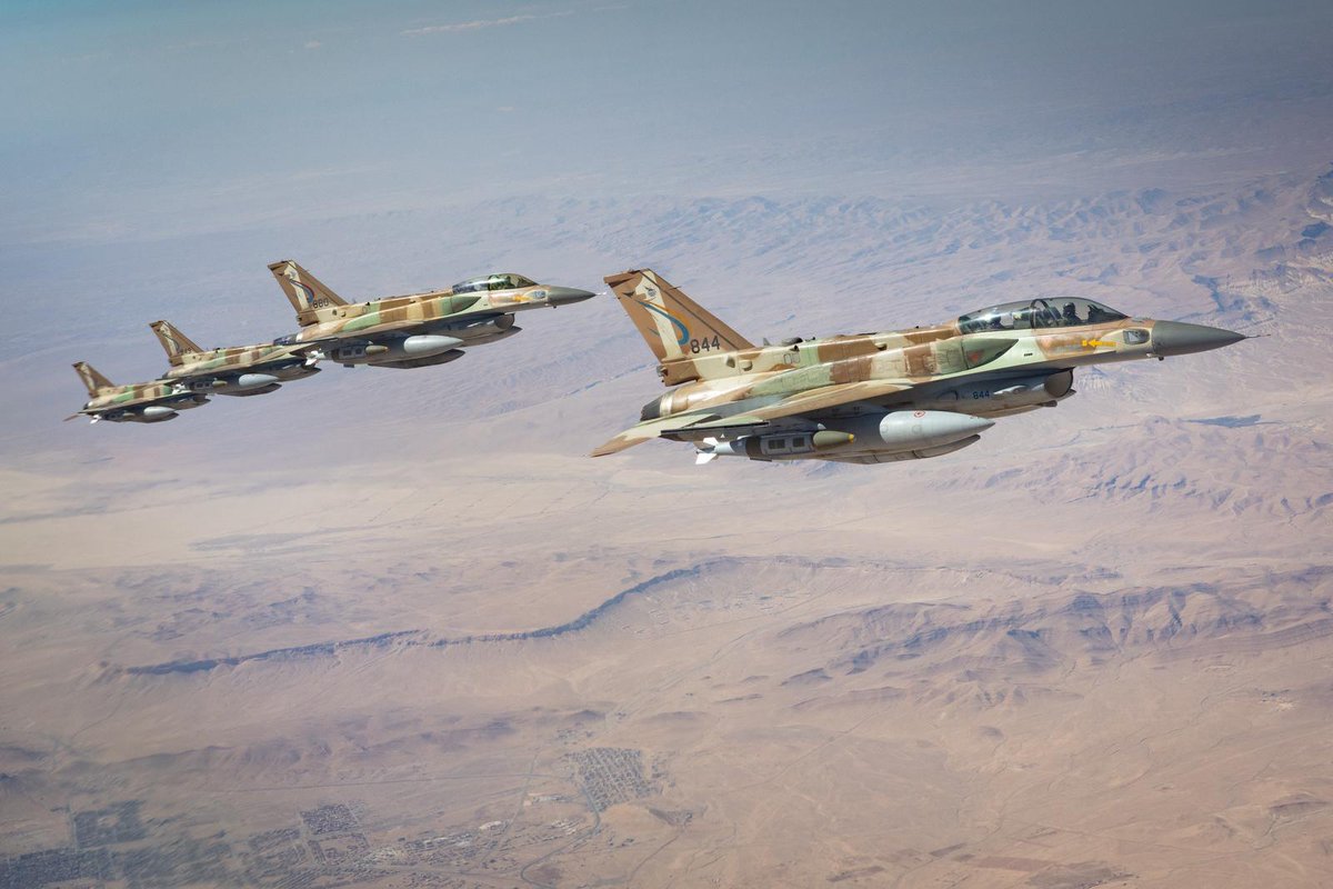La Fuerza Aérea israelí publica imágenes de aviones de combate F-16I volando a Irán para realizar ataques.